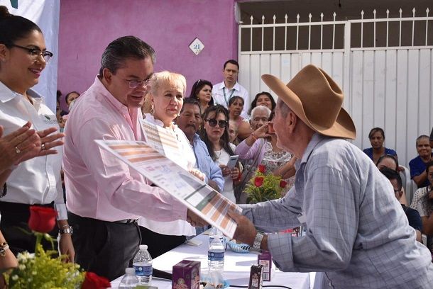 Durante la inauguración de la lechería, ubicada en la Casa de Día del Adulto Mayor de la colonia El Paraíso del Pueblo de Tejalpa, el alcalde Rafael Reyes Reyes destacó que en momentos de adversidad se necesita de todos los integrantes de la comunidad