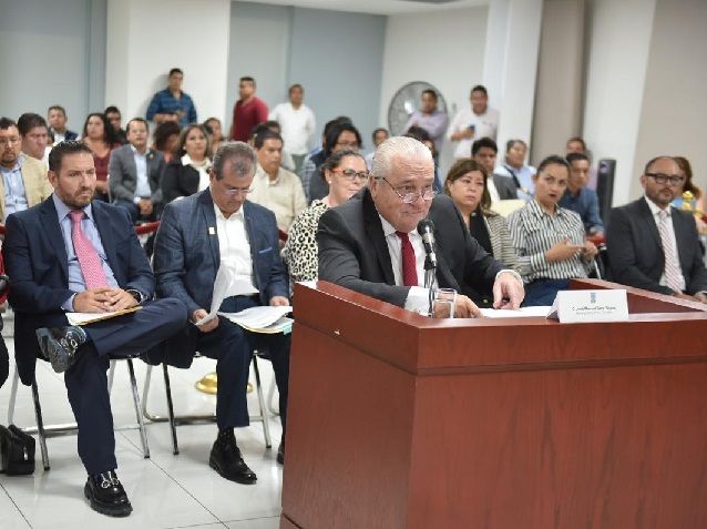 Bajo un estricto operativo de seguridad, José Manuel Sanz se presentó acompañado por el coordinador Estatal de Comunicación Social, Alexander Ismael Pisa Metcalfe, y del asesor Anticorrupción del Gobierno del Estado, Gerardo Becerra Chávez de Ita, así como de una veintena de servidores públicos bajo servicio