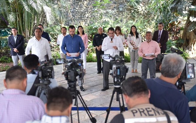Asimismo, se suspenden clases como medida de prevención ante la pandemia, a partir de mañana 18 de marzo, aplicable a todos los niveles de educación básica, media superior y superior del Sistema Educativo Estatal