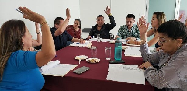 En los considerandos de dicho acuerdo, los diputados destacaron que “es necesario seguir con las diversas acciones adoptadas para contener la propagación y mitigación de la enfermedad Covid-19, entre las que se encuentran medidas de higiene, suspensión de sesiones, actos, reuniones, eventos, filtros sanitarios en el centro de trabajo y la suspensión de labores”