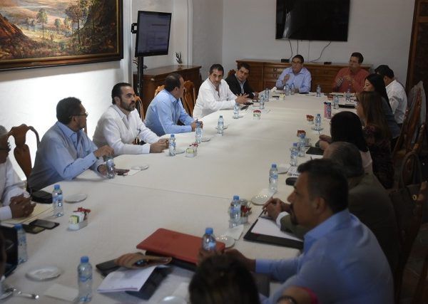 Al sostener una reunión con los integrantes de su gabinete, en la que se llevó a cabo un recuento de las acciones que se han implementado de manera oportuna, precisó que junto con los secretarios de despacho se analizó el problema que enfrenta el país y Morelos, posteriormente se acordaron los mecanismos para atender dicha situación