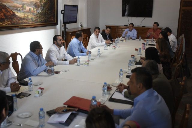 Al sostener una reunión con los integrantes de su gabinete, en la que se llevó a cabo un recuento de las acciones que se han implementado de manera oportuna, precisó que junto con los secretarios de despacho se analizó el problema que enfrenta el país y Morelos, posteriormente se acordaron los mecanismos para atender dicha situación