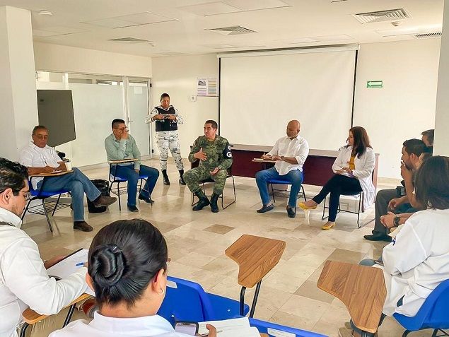 Reunidos en las instalaciones de dicho nosocomio, el director general de Atención a Municipios, Marco Martínez Dorantes, y el Coronel Álvaro García Álvarez, coordinador estatal de la Guardia Nacional