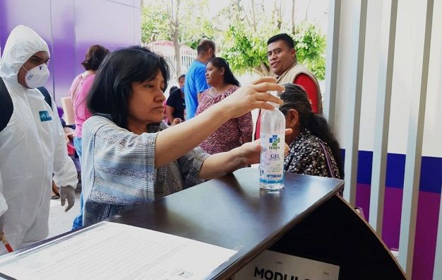 Indicó que se impulsa la sana distancia, metro y medio entre personas; estornudo o tos con el ángulo interno del brazo; el lavado de manos con agua y jabón o bien alcohol gel al 70 por ciento; así como evitar el saludo de mano, beso o abrazo