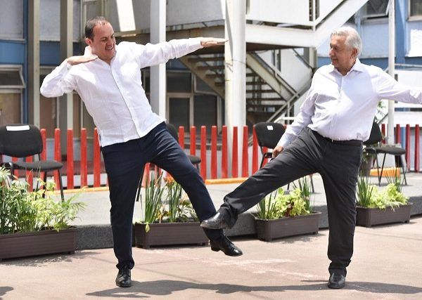 Informó que actualmente se tienen cinco mil camas de terapia intensiva con ventiladores en todo el país, pero solo mil médicos intensivistas, por ello invitó a médicos generales, especialistas en áreas no críticas y enfermeros a que sean contratados y capacitados de inmediato. Pero reconoció que aún faltan camas y equipo para atender la emergencia sanitaria