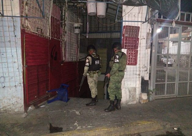 Elementos policiales y de la Guardia Nacional realizan patrullajes, así como recorridos a pie por los pasillos de todas las áreas para evitar el registro de robos o saqueos en los establecimientos