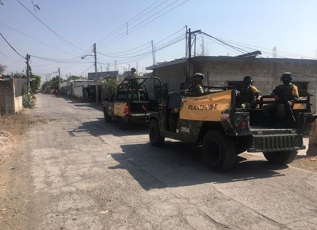 Estos operativos se realizan en el marco de la aplicación del Plan DN-III-E con motivo de la contingencia sanitaria declarada en todo el país, para recordar a la población en general las medidas establecidas de sana distancia y mantener las recomendaciones higiénicas emitidas por las autoridades de Salud, en el ámbito estatal y federal