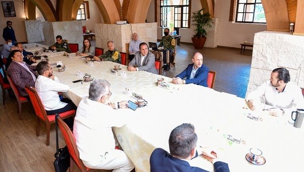 El gobernador Cuauhtémoc Blanco Bravo encabezó la sesión de la Mesa de Coordinación Estatal para la Construcción de la Paz, en la que participó Alejandro Robledo Carretero, subsecretario de Planeación, Prevención, Protección Civil y Construcción de la Paz de la Secretaría de Seguridad y Protección Ciudadana