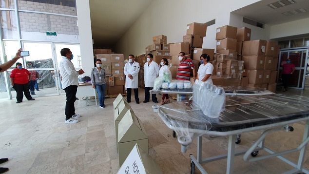 El legislador dijo que esta primera entrega la hace a nombre propio y del diputado Javier García Chávez, pues en conjunto decidieron unir recursos propios para adquirir 350 mascarillas N95, 2,500 cubrebocas quirúrgicos, tres camillas y 20 litros de gel antibacterial