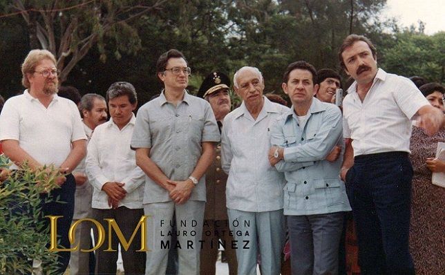 La Ciencia Política trata del gobierno y la organización de las sociedades humanas, especialmente de los estados; es actividad de los que gobiernan o aspiran a gobernar los asuntos que afectan a la sociedad o a un país, no amarrar navajas ni cacaraquear su 'democracia' y cuestionar Libertad de Expresión de quienes no están de acuerdo con sus incongruentes actitudes y acciones