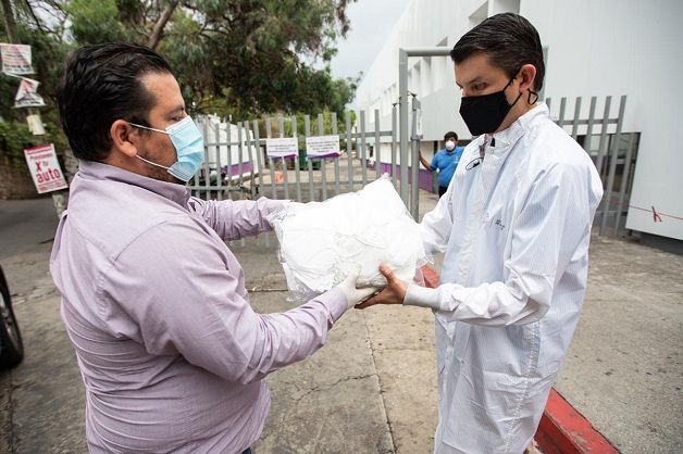 Con mucho respeto, cariño, responsabilidad y compromiso social entregamos artículos médicos para doctores, enfermeras, enfermeros, camilleros en fin todo el personal, que realizan su labor en los hospitales de Morelos