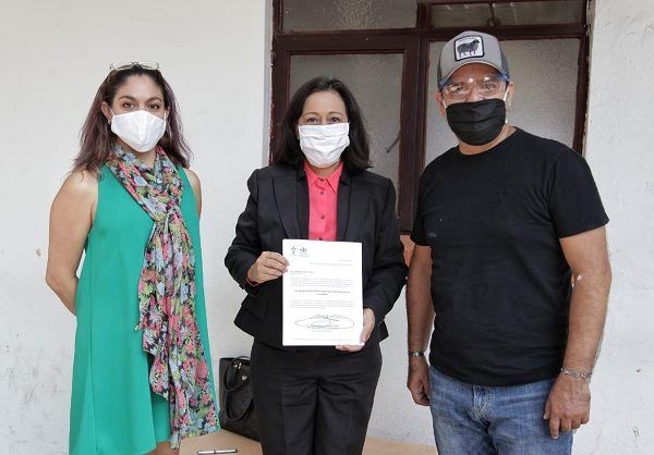 Acompañado por la Jefa de la Oficina de la Presidencia, Laura Mendizábal Grijalva, el alcalde hizo entrega a la abogada y catedrática universitaria de su nombramiento oficial, al tiempo de conminarla a poner a favor de dicha instancia la ética que le caracteriza, así como su vasta experiencia en el servicio público