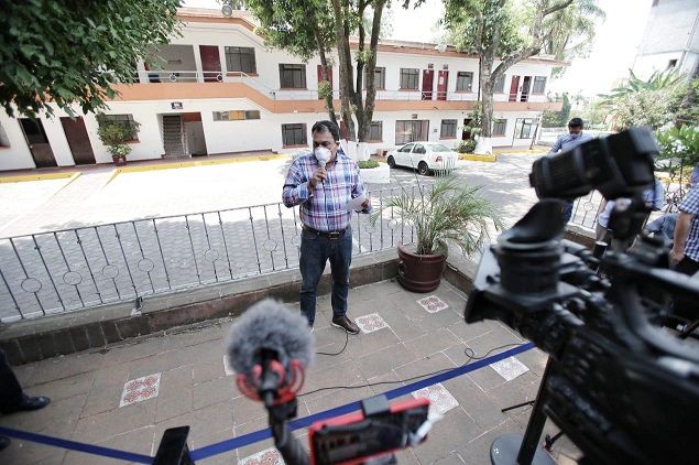 Destacó que generosamente, personal del ayuntamiento designado para esta tarea, utiliza sus vehículos particulares para hacer llegar la ayuda de la manera más rápida, amplia y transparente posible, pues además de un formato de comprobación, el procedimiento es verificado en tiempo real con una aplicación (app) tecnológica diseñada especialmente para este fin