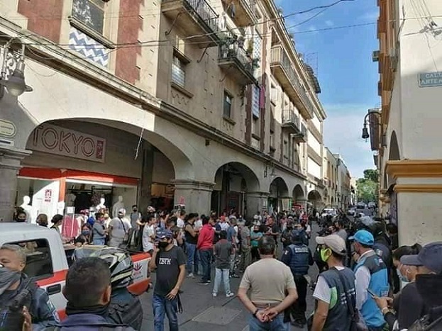 Del enfrentamiento se reportan varios lesionados, entre quienes está una mujer que dice haber sido arrollada por una camioneta de Protección Civil, cuando sus tripulantes huían del lugar ante el riesgo de ser linchados por la multitud enardecida
