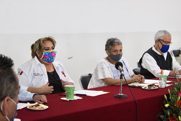 Las diputadas Tania Valentina Rodríguez Ruíz y Erika García Zaragoza y la Maestra Elsa Julita Veites Arévalo, representante del Gobierno Federal para el tema del Covid-19 en Morelos, sostuvieron una reunión con comerciantes del Mercado Adolfo López Mateos, afectados por el cierre de las actividades desde el mes de marzo, en áreas que no corresponden a la venta de alimentos