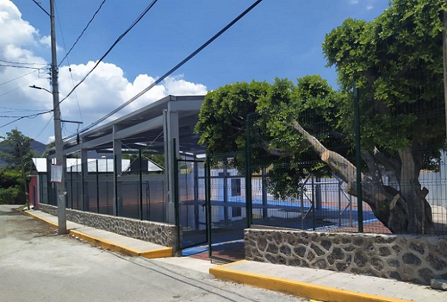 Entre las obras que se encuentran listas, está la cancha de usos multideportivos ubicada en la colonia Francisco Villa, a través de la cual se verán beneficiados 630 habitantes del centro de población. Como parte de las mejoras que se hicieron al inmueble se encuentran la colocación de piso de concreto estampado de 10 cm de espesor en 390 metros cuadrados, así como la aplicación de pintura anticorrosiva