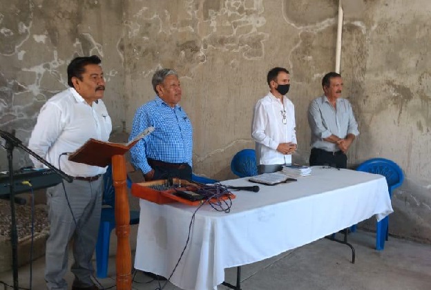 Lo anterior, al atender la invitación del pastor, Francisco Reyes en el municipio de Ayala, donde en presencia del secretario general del ayuntamiento, Manuel Abundes, quien acudió en representación del alcalde y pastores, explicó en qué momento de la semaforización pueden regresar de manera gradual, ordenada y cauta con su feligresía, así como las medidas de salud que deberán implementarse en iglesias, agrupaciones y asociaciones religiosas