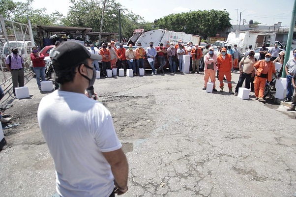 En la base operativa Boulevard Cuauhnáhuac, colonia Revolución, y acompañado por Efraín Esaú Mondragón Corrales, Secretario de Desarrollo Sustentable y Servicios Públicos (SDSySP), Toño Villalobos entregó de 88 paquetes alimentarios a los trabajadores