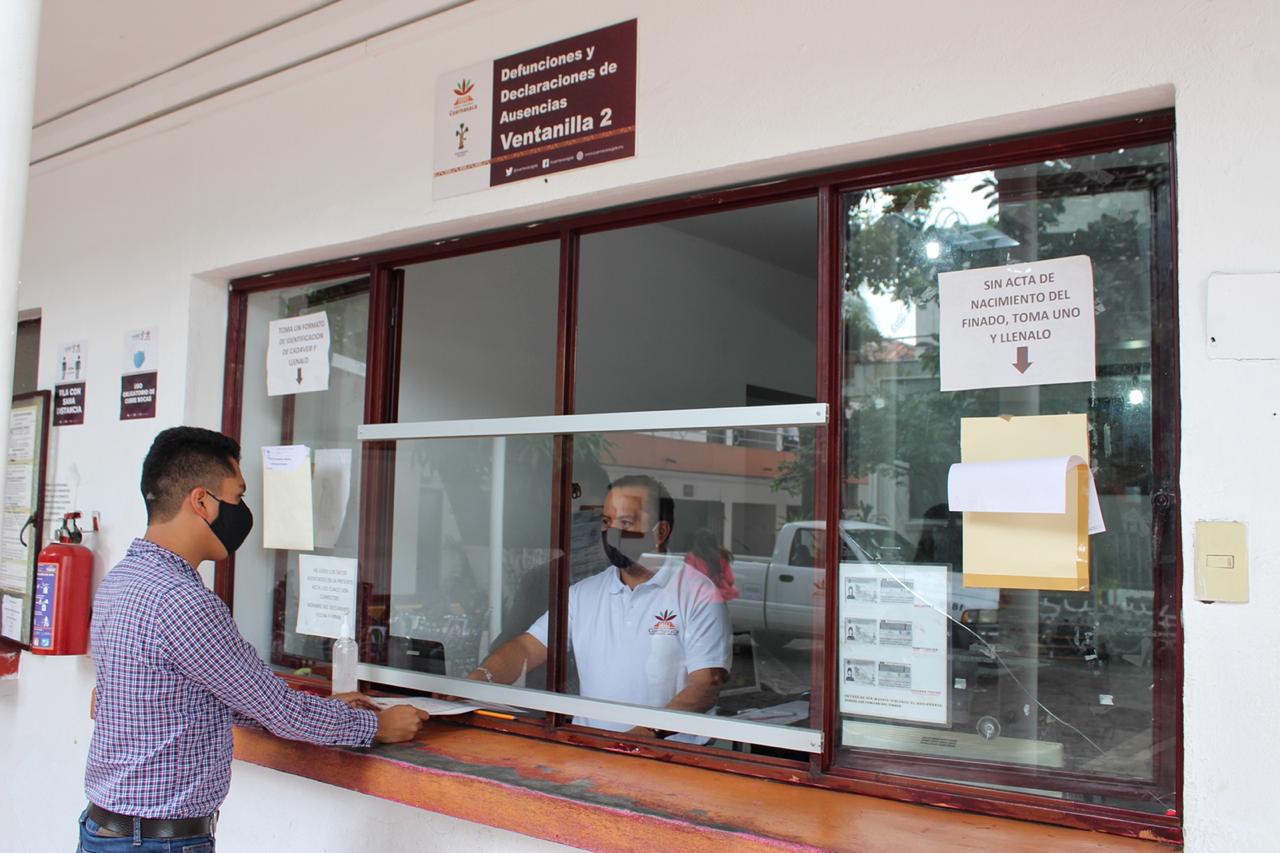 El Departamento de Registro de Nacimientos y Adopciones brinda atención de lunes a viernes en un horario de 8:00 a 15:00 horas; recibe solo a uno de los padres del infante que será registrado con la documentación lista para su revisión, a fin de llevar a cabo un acta preliminar, para citar al día siguiente a las personas que se ven involucradas en el trámite para firmar