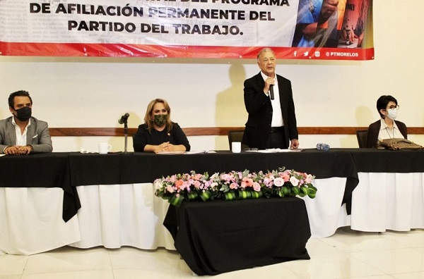 Al sostener una reunión de trabajo con la estructura de la militancia petista, donde hizo entrega de reconocimientos a los coordinadores de afiliación municipal, Anaya Gutiérrez precisó que el Partido del Trabajo seguirá trabajando de la mano del Presidente de México, Andrés Manuel López Obrador, como lo ha hecho durante 18 años y juntos lograr la cuarta transformación del país