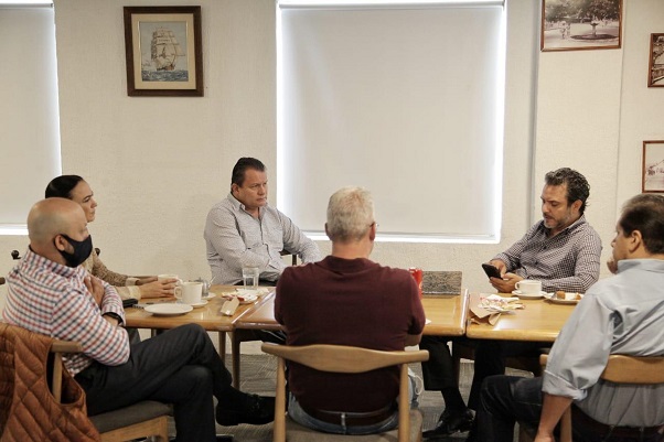 mantener comunicación permanente para atender las necesidades del desarrollo económico de la ciudad; el acalde informó a los dirigentes empresariales la situación real por la que atraviesa el Ayuntamiento como consecuencia de la pandemia por el Covid-19 y la reducción de ingresos