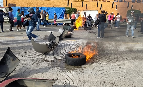 A 24 horas de dicho corte, alrededor de 60 personas de la Antonio Barona decidieron bloquear los carriles de norte a sur del Paso Exprés, argumentado que llevaban tres días sin agua y que el desabasto afectaba a 60 mil habitantes. Por varias horas se impidió el paso de vehículos por dicha vía de comunicación