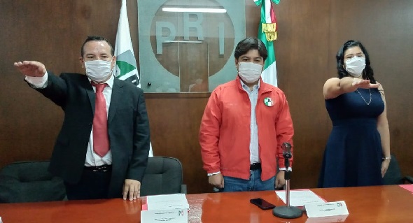 Son dos militantes que desde muy jóvenes han decidido hacer de su participación política, acción y determinación para nuestro instituto político, quiero felicitar a Xóchitl Rodríguez, que se ha venido desempeñando como secretaria general, pero ha sido la cara y ha estado trabajando al frente de la organización