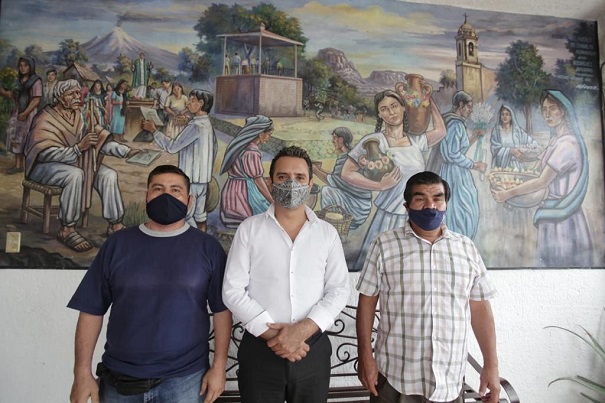 El ayudante municipal de San Lorenzo Chamilpa, Ascensión García Castro, el representante del Comisariado Ejidal, José Luis Osorio García, y el secretario del mismo, Juan Rodríguez, hicieron patente el reconocimiento a la gestión capitalina por la primera etapa de la pavimentación de la avenida central del poblado