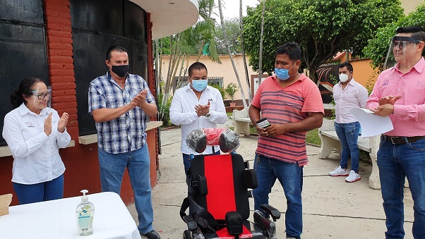 a través de la Beneficencia Pública, se entregó 203 pares de lentes, cuatro sillas de ruedas y una silla especial para un menor con parálisis cerebral infantil