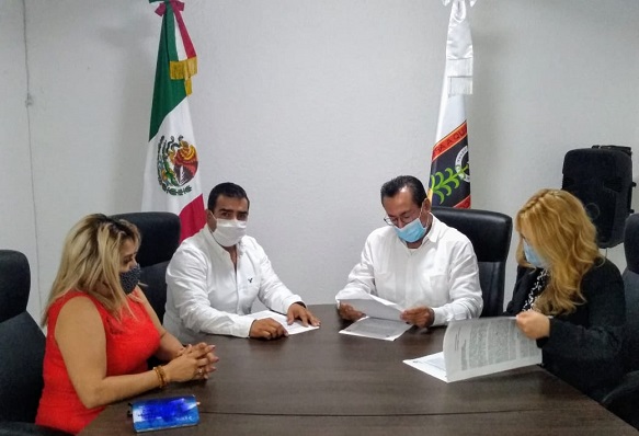 Fue atendido por el fiscal Juan Salazar Núñez, a quien le explicó que la funcionaria estatal está quebrantando la ley al no cumplir con los 10 años de antigüedad para ejercer el cargo, además de que no cuenta con la experiencia en el área