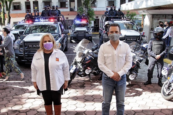 Afirmó que tiene el compromiso con la seguridad de los cuernavacenses y por ello gestiona de manera directa recursos para equipar a la Policía de Cuernavaca; y, agregó, es un alcalde que está al pendiente de la gente, por lo que visita constantemente las colonias y poblados