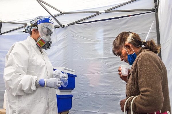 La intención no es tamizar de manera generalizada, si no únicamente aquellas personas que presenten síntomas, tos seca; fiebre; dolor de cabeza, garganta, músculos o articulaciones; ojos rojos; sarpullido; diarrea; escurrimiento nasal; esto con la finalidad de aislarlos de manera oportuna y evitar contagios