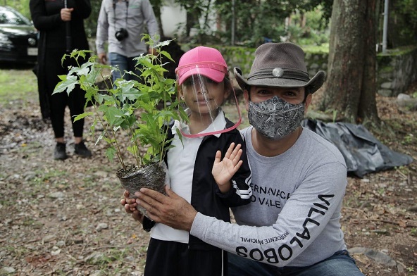 Al cierre del recorrido de eliminación de contaminación visual o basura intermedia y alta -carteles y follaje-, en la glorieta de Vicente Guerrero, al dirigirse a las brigadas de limpieza de las secretarías de Bienestar Social y Valores, Desarrollo Económico, Tesorería, Secretaria del Ayuntamiento, Contraloria, Obras Públicas, Desarrollo Sustentable, Secretariado Ejecutivo, Seguridad Publica, Consejería, DIF y Administración
