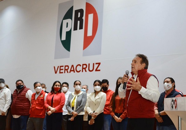 Meade Ocaranza cuenta con una amplia trayectoria de cuatro décadas como militante del PRI. Se ha desempeñado como Presidente Estatal de este instituto político en Morelos, estado por el que también contendió como candidato a gobernador, ha sido diputado local y federal, miembro del CEN en varias ocasiones, delegado en 14 estados del país, así como dirigente juvenil y sectorial