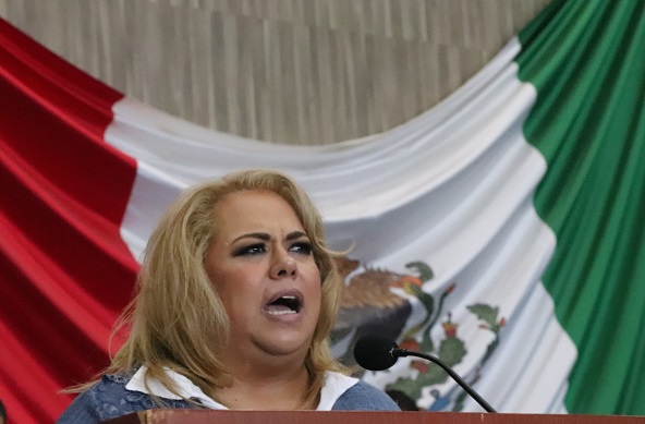 “El actual gobierno tiene aún grandes pendientes y todavía no se nota la diferencia con la anterior administración”, precisó la diputada petista durante la Sesión Solemne de inicio del tercer y último año de la LIV Legislatura del Congreso del Estado, a la que asistió el gobernador Cuauhtémoc Blanco