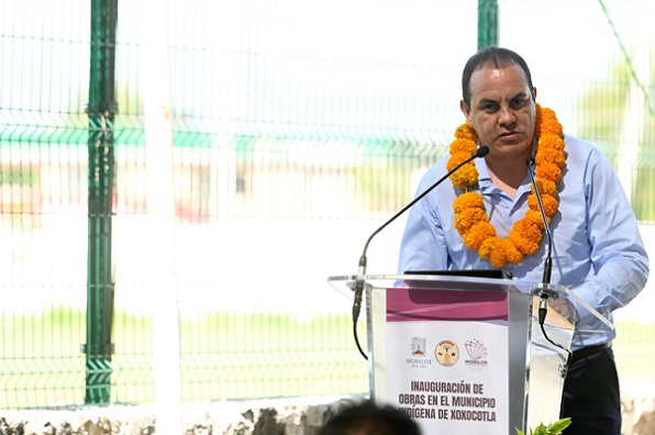 Para recibir al jefe del Ejecutivo, los habitantes en una ceremonia prehispánica le entregaron el Bastón de Mando y colocaron un collar de flores de Cempasúchil, distinguiéndolo como el Gran Tlatoani (Gobernante)