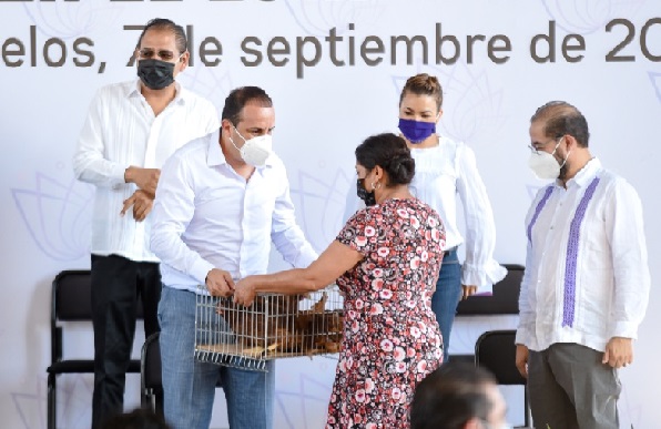 el mandatario manifestó que este proyecto está orientado a apoyar a familias con mayor rezago social para que se mantengan activos productivamente y garanticen el sustento alimentario en sus hogares
