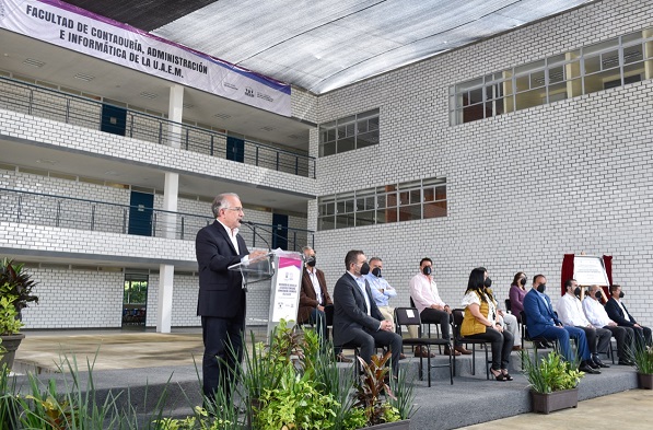 Gustavo Urquiza Beltrán, rector de la UAEM, refirió que la calidad educativa y el esfuerzo de la comunidad universitaria han logrado que esta Máxima Casa de Estudios se coloque entre las 10 mejores del país