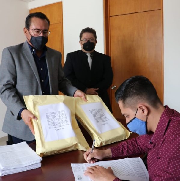 De manera personal entregó solicitud de procedencia ante la Secretaría de Servicios Legislativos y Parlamentarios del Congreso de Morelos, ya que la Ley Estatal de Responsabilidades de los Servidores Públicos así lo requiere, en cuanto a ciertos servidores públicos; y este mismo día quedó debidamente ratificada