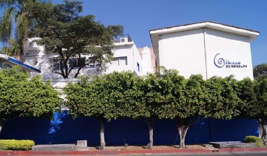 En la audiencia, la Fiscalía Anticorrupción expuso que el día 24 de octubre del año 2017, el ex Rector Luis “N” celebró con una empresa un contrato de compraventa de unos paneles solares y su colocación en las instalaciones del Colegio de Morelos, sin contar con la autorización del Consejo de Adquisiciones