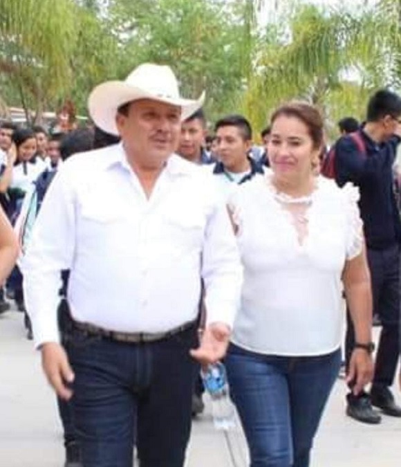 Sánchez Espinoza y su esposa, Rosa Isela Acevedo Vargas, presidenta del DIF, concedieron entrevista al suscrito, anterior viernes 2 del mes en curso, al llegar al "Parque Recreativo Corazón de Niño", donde participaron en actos de su agenda