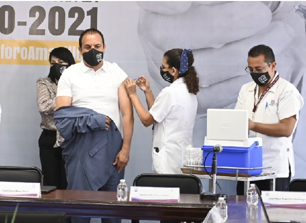 Lo anterior, en el marco de la conferencia de prensa celebrada en el Salón Morelos del Palacio de Gobierno estatal, para dar a conocer la situación actual del coronavirus COVID-19 en la entidad, donde el mandatario estatal también se aplicó la vacuna contra la influenza