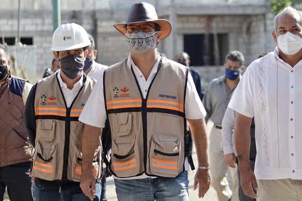 “Cuando la comunidad capitalina está unida con los regidores, la administración pública municipal y las dependencias del Ayuntamiento encargadas de las obras, los proyectos se convierten en realidad y elevan la calidad de vida de la población”, afirmó
