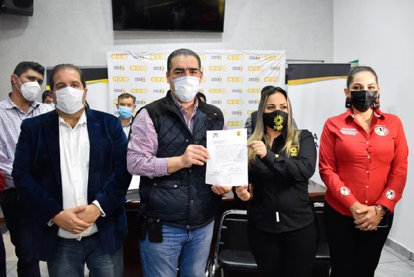 Por su parte, PRI y PRD ya formalizaron sus primeras alianzas. En Guerrero irán juntos. Para determinar quién encabezará la fórmula por la gubernatura, cada partido presentará su propuesta de candidato y a finales de diciembre llevarán a cabo una encuesta para tomar la decisión. Por parte del PRI todavía no hay algún nombre en firme, pero el PRD ya propuso a Evodio Velázquez, ex alcalde de Acapulco.