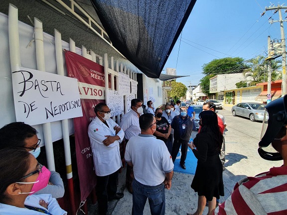 Acompañada del secretario general de la Sección 22 del SNTISSSTE, Miguel Ángel Bonilla, y del delegado especial del mismo sindicato Fabricio Romero, la representante escuchó uno a uno los planteamientos de los trabajadores