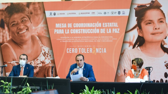 A partir de hoy, esta agenda estratégica forma parte de la Mesa de Coordinación Estatal para la Construcción de la Paz, que este día sesionó con la participación de Flor Dessiré León Hernández, titular del Instituto de la Mujer para el Estado de Morelos, quien acudirá el 25 de cada mes para dar seguimiento a los temas en materia de violencia de género