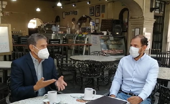 No obstante que como dice el refrán, nadie es monedita de oro, a diferencia de la mayoría de los políticos en Morelos, cuyos nombres, apellidos y apodos evocan frustración, desencantos, engaño, mentiras y corrupción Urióstegui Salgado ha podio conservar mayormente una buena imagen pública, se le conoce en lo general como una persona seria, un padre de familia responsable, un abogado profesional y un hombre de palabra que cumple con sus compromisos.