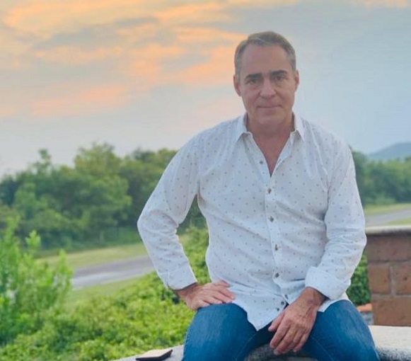 Hoy aliado y defensor a ultranza de la Cuarta Transformación de López Obrador, el senador suplente de Morena, con licencia, que afirma, junto con sus operadores cercanos, contar con la bendición presidencial, no sólo ha sido secretario de la Confederación Autónoma de Trabajadores y Empleados de México (CATEM)