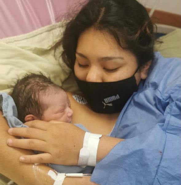 La recién nacida fue recibida por cuatro médicos especialistas, Edith Citlali Serrano Medina, Oliver García Zamora, Roxana Rodríguez Millán y Leticia Ivónne Ibarra Meza, quienes en todo momento se mantuvieron pendientes de la salud y bienestar de la niña y su mamá