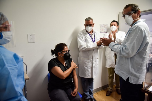 Tras su entrega a cada hospital Covid, fue la doctora Nancy Guevara Rubio, adscrita al área de urgencias adultos Covid-19 del Hospital General de Cuernavaca “Dr. José G. Parres”, la primera en ser inmunizada en Morelos